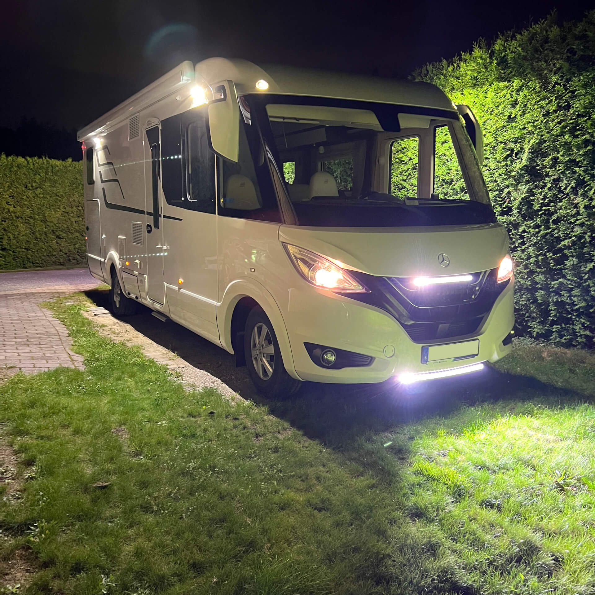 Here are some night action shots of the HYMER B780 that we did last week, with six Vision X 18W scene lights. This thing is lit! ☀️😎